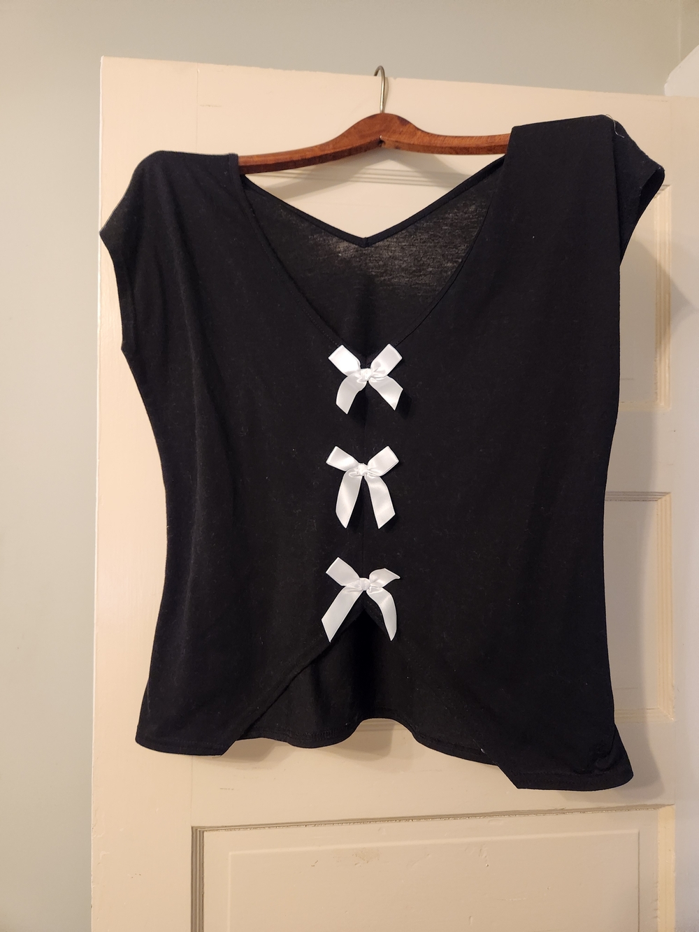 Kohl's Black Short-Sleeve V-Neck Top with White Bow Trim